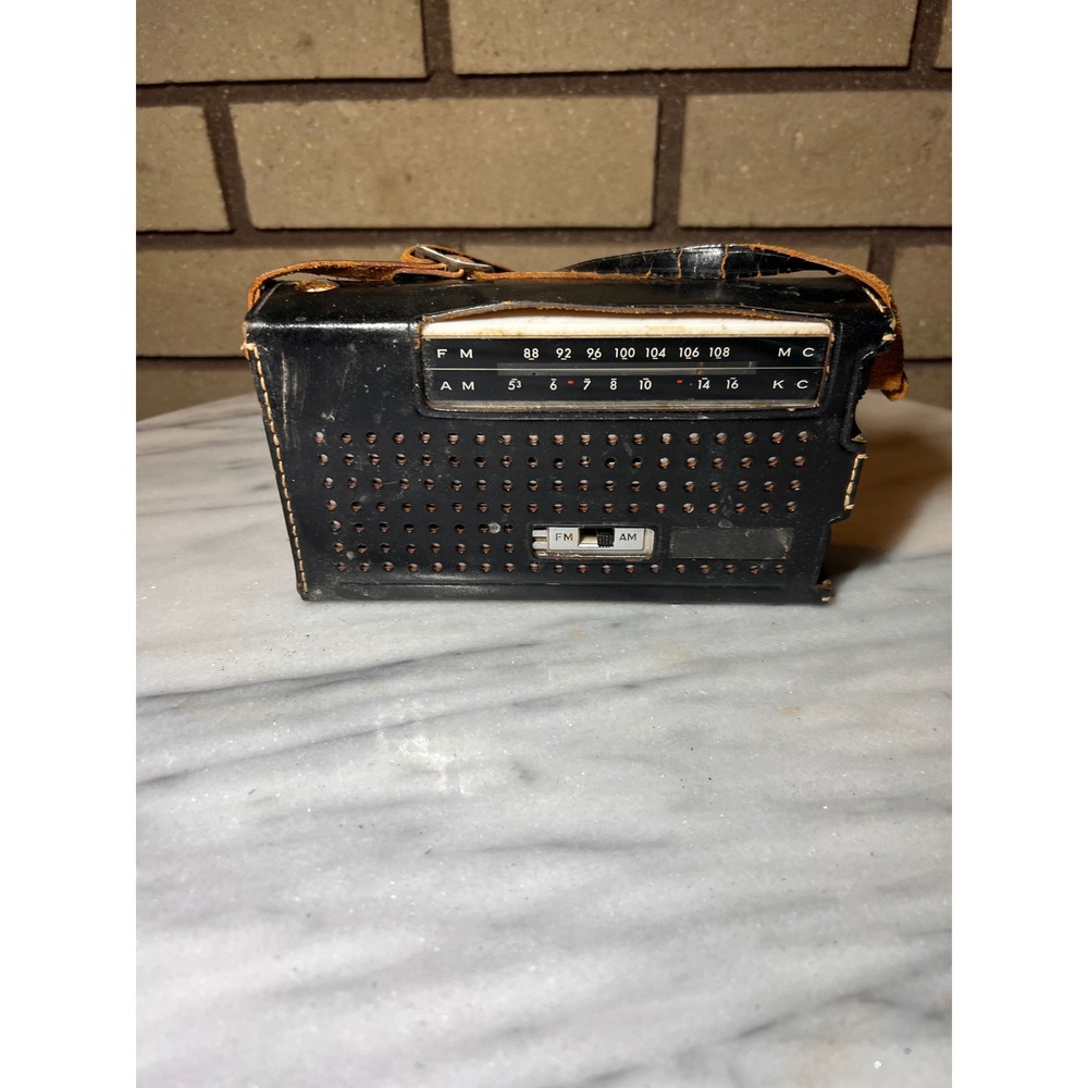 VTG UNTESTED Koyo AM FM Transistor Radio Made in Japan w/ Leather Case Portable